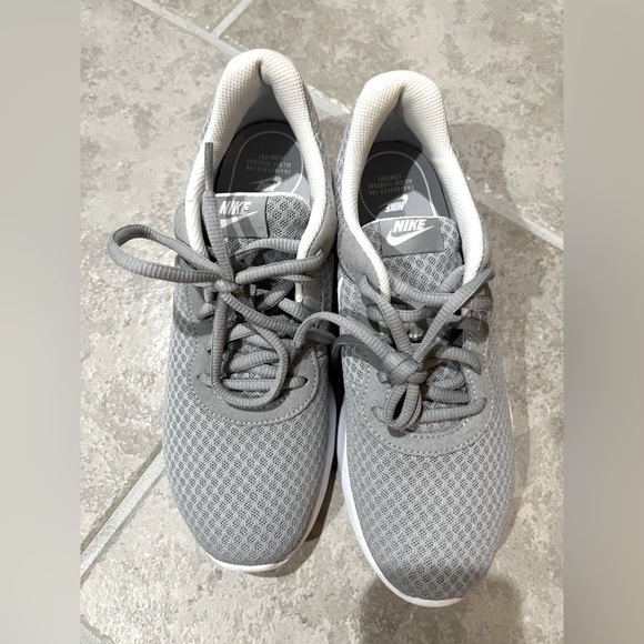 NWOB Nike Tanjun - Gray and White - Women’s Size 8 - Picture 4 of 5
